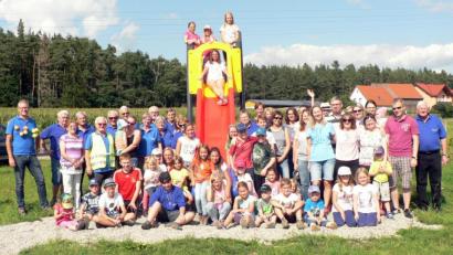 Bild: lep
Einen schönen Nachmittag verbringen Kinder und Erwachsene: Erst geht es durch Wald und Flur, dann zum Spielplatz.