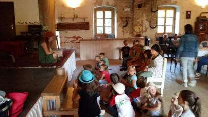 Bild: gi
Die Musketiere feierten mit ihren Eltern und den Betreuerinnen Sommerfest. Vanessa Rudloff als Wikingerfrau las eine alte Sage über die Entstehung der Welt in der Mühlschleif vor.