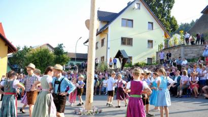 Bild: es
Neun Kirwakids-Paare tanzen sich in die Herzen der vielen Zuschauer. Einstudiert hatte de Tänze Anita Kraus.