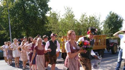 Bild: mma
Die Kirwapaare ziehen ein.