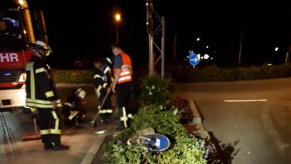 Bild: dob
Ein Verkehrsschild und Blumen sind nach dem Unfall in der Nacht zum Sonntag umgeknickt.