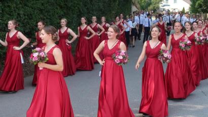Bild: Hirsch
Die Festdamen des Burschenvereins Neukirchen mit Mädchengruppe marschierten in eleganten roten Kleidern voran, dahinter folgte die Burschengruppe.