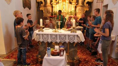 Bild: ral
Im Familiengottesdienst, den Pater Charles mit Kindern und Jugendlichen gestaltete, drehte sich alles um den Guglhupf.