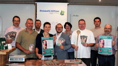 Bild: stg
Vertreter der Öko-Modellregion Steinwald und die beteiligten Gastwirte stellten in Eisersdorf die "Bio-Genuss-Woche" vor, die vom 5. bis 12. Oktober zahlreiche Gaumenfreuden bereithält.