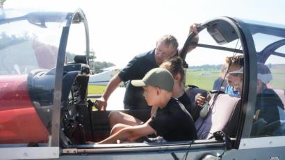 Bild: Gabi Schönberger
Pilot Josef Eger erklärt den wissbegierigen Kindern die Steuerelemente.