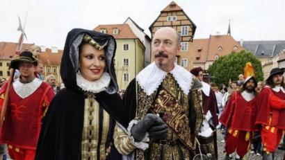 Bild: gjb
Herzog von Wallenstein mit seiner Gemahlin bei einem der bisherigen Auftritte auf dem Egerer Marktplatz.