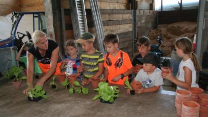 Bild: fpoz
Mit Bauhofmitarbeiterin Ingrid Lüttmer topften die Kinder Pflanzen ein.