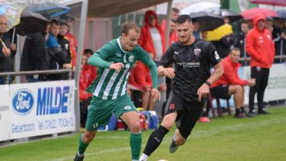 Bild: ref
Die Gebenbacher - hier Bastian Freisinger (links) - bereiteten dem FC Ingolstadt etliche Probleme. Der Bayernligist hätte mit etwas mehr Glück die Pokalpartie durchaus gewinnen können.Jetzt geht die Fahrt nach Franken, zum ATSV Erlangen.