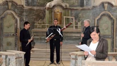 Bild: fjo
Markus Schlager (links), Thomas Englberger (rechts) und Wolfgang Feneberg (Mitte) brillieren als "Windberg-Trio", während Dr. Zuzanne Finger (vorne) zweisprachig durchs Programm führte.