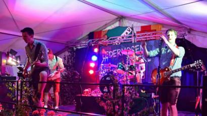 Bild: hai
Die Lederhosen Lackl spielen bei der Zeulenreuther Kirwa auf.