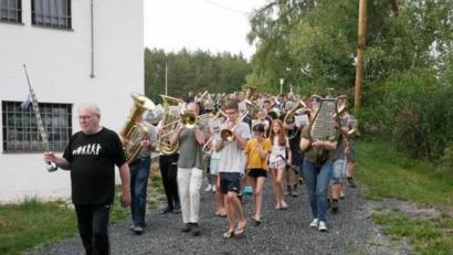 Bild: exb
Gar nicht so einfach: Musizieren und dabei marschieren.