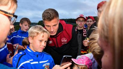 Bild: Petra Hartl
Schon 2017 ist der gebürtige Raigeringer und Fußballprofi vom 1. FC Nürnberg, Patrick Erras, für ein Testspiel gegen Dukla Prag in seine alte Heimat zurückgekehrt. An diesem Samstag haben die FCN-Anhänger erneut Gelegenheit, sich ein Autogramm des beliebten 24-Jährigen zu holen.