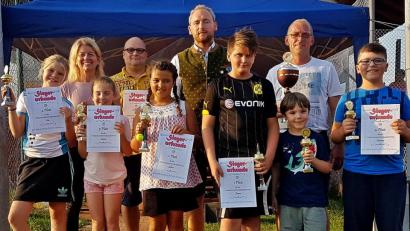 Bild: R. Kreuzer
Das sind die Sieger der Tennis-vereinsmeisterschaft des VfB Rothenstadt: (von links) Lea Färber, Christine Hirnet, Laura Sprah, Oliver Schlicht, Selina Clark, Christian Schraml, Simon Biebl, Max Gradl, Arnold Michael und Hannes Braun.