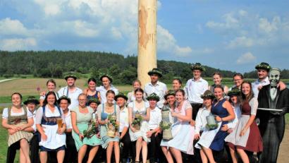 Bild: sche
Die 14 Paare sorgen für Stimmung bei der Aschacher KIrwa