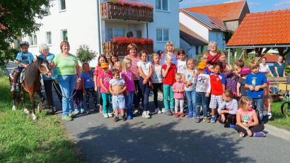 Bild: bsc
Die Vorsitzende der Frauen-Union, Klaudia Tretter (Zweite von links) bereitete mit (hinten, von rechts) Maria Dostler, Elke Härtl, Gabi Härtl und Elisabeth Mühlbauer, zahlreichen Kindern eine ganz besondere Freude. Sie zeigten den Kleinen wie es auf einem Bauernhof zugeht.