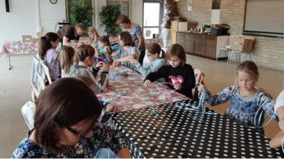 Bild: stn
Kids sind mit Feuereifer beim Basteln von Traumfängern.
