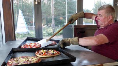 Bild: fsb
Leckere Salate am Büffet und feine Pizzen aus dem Ofen begeistern die Gäste am späten Nachmittag bei der „Italienischen Nacht“ des Sportvereins bis in die Abendstunden.