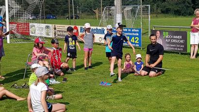 Bild: zer
An sechs Stationen zeigen die Kinder ihr sportliches Können.