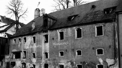 Bild: Archiv Erwin Kraus
Das vordere Kommunbrauhaus in der Oberen Bachgasse, wo einst der Bayerische Hof, die Brauerei Sperber und der Fuchsbeck ihre Biere einbrauten. Die Geschichte dieses Gebäudes, der Sulzbach-Rosenberger Brauereien und Wirtshäuser will Chronist Erwin Kraus in einem weiteren Bildband aufleben lassen.