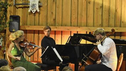 Bild: Petra Hartl
Bei "Klassik in Viehberg" spielen Anna Godelmann, Johannes und Christopher Pickelmann Werke von Mozart bis Piazolla.