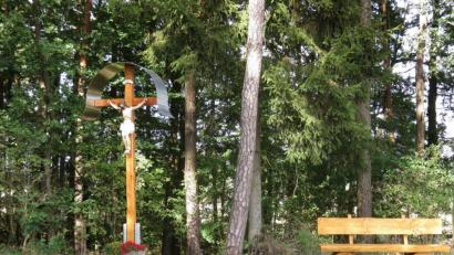 Bild: rha
Die Familie Dotzler lässt am Drechselberg ein neues Kreuz errichten. Und die Stadt Vilseck stellt daneben eine Sitzbank auf.