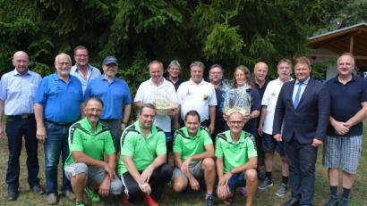 Bild: jr
Als souveräner Sieger beim Asphaltstockturnier des ESC Rieber Mitterteich ging das Team der Sportfreunde Kondrau (hockend) mit 19:1 Punkten hervor. Mit im Bild die Mannschaften des SV Steinmühle und des ESC Pleußen, die auf den Plätzen folgten. Es gratulierten Stadtsportverbandvorsitzender Peter Haibach und EC-Rieber-Vorsitzender Hans Schaumberger (von links) sowie Zweiter Bürgermeister Stefan Grillmeier (Zweiter von rechts) und Schiedsrichter Reinhard Jäger (Dritter von rechts).