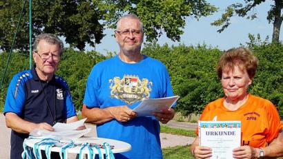 Bild: R. Kreuzer
Josef Pohl, Günter Herbolsheimer und Barbara Engmann (von links) bekommen die Urkunde für den siebten Platz.