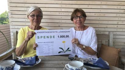 Bild: eig
1000 Euro für die Kindertagesstätte "Löwenzahn": Margot Beer (links) hat anlässlich ihres 80. Geburtstags gesammelt und die Summe jetzt Bürgermeisterin Marianne Rauh übergeben.