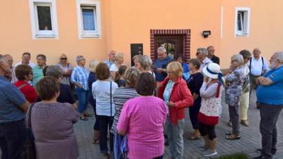 Bild: Cornelia Stahl/exb
Zahlreiche Teilnehmer verzeichnete der Stadtteilspaziergang von „Leben plus“ durch die Hübelstraße. Stadtheimatpfleger Eberhard Polland berichtete dabei auch über das frühere Dampfsägewerk Hübel & Platzer.