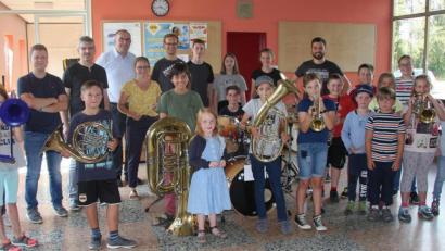 Bild: wro
Dass Musik Spaß macht, erlebten Falkenberger Mädchen und Jungen bei der klangreichen Unterrichtsstunde - zusammen mit den Musikern der Blaskapelle.