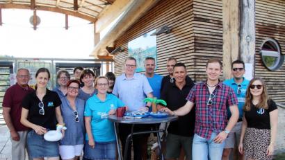 Bild: jma
Marcus Gradl (Vierter von rechts) und sein Team hören sich vor dem geschlossenen Rußweiherbad die Wünsche der Bürger an.