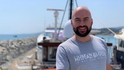 Bild: Mission Lifeline
Benjamin Hartmann auf dem neuen Rettungsschiff der Dresdner Hilfsorganisation „Mission Lifeline“. Hartmanns Modefirma Human Blood hat das 21 Meter lange Boot gekauft.