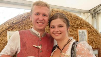 Bild: ohr
Nach dem rituellen Austanzen freut sich das neue Oberkirwapaar Jacqueline Kolmschlag und Stefan Karl auf ihre neue Aufgabe.