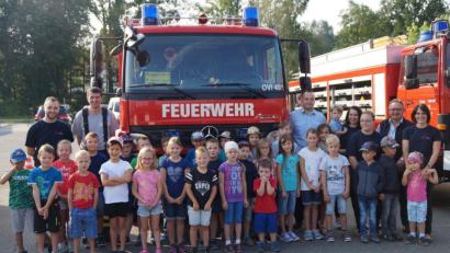 Bild: weu
Die Aktiven der Feuerwehr bereiteten den Kindern einen aufregenden und erlebnisreichen Vormittag, der allen sehr viel Spaß machte.