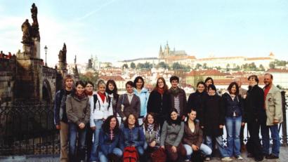 Bild: lg
Diese Schülergruppe nahm 2006 an der Schulpartnerschaft teil. Das Foto am Aufgang zur Karlsbrücke zeigt von rechts die betreuenden Lehrkräfte Ulrich Wohlgemuth, Christine Paschen und Erik Waengler. Im Hintergrund der Hradschin und der St.-Veits-Dom.