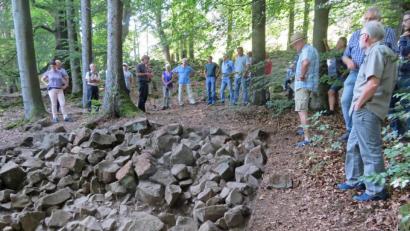 Bild: ow
Am unteren Ringwall liegt die erste Verteidigungsbefestigung. Dort haben die Archäologen ein sogenanntes Annäherungshindernis freigelegt. Grabungsleiter Hans Losert (Fünfter von links) berichtet, dass in diesem Bereich als zusätzlicher Schutz vor plündernden Reitern aus Ungarn Vulkansteine angehäuft wurden.