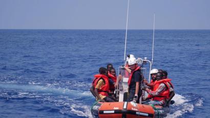 Bild: Johannes Filous/seacoverage
Crew-Mitglieder der "Eleonore" bringen Geflüchtete in Sicherheit