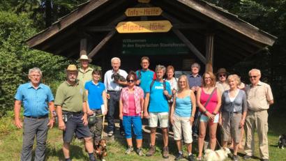Bild: pi
Manfred Janker, Willibald Gleißner und Anna Bruglachner.Zaschka (von links) freuen sich über das Interesse an der Aktion "BayernTourNatur".