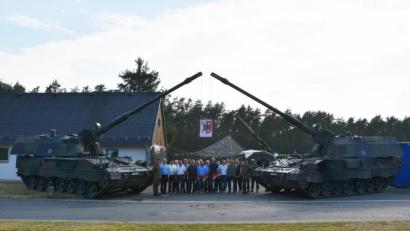 Bild: Rick Schnell
Vertreter der Behörden zusammen mit Soldaten des Artilleriebataillons 131.