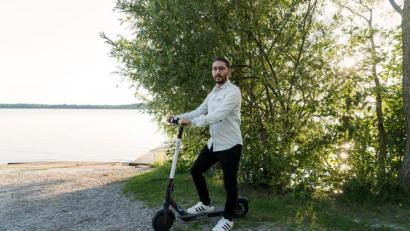 Bild: Niklas Trabert
Mikail Öcal auf einem Test-E-Scooter. Der Unternehmer will die elektrischen Tretroller im September nach Regensburg bringen.