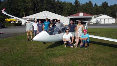 Bild: Kunz
Der Aero-Club Weiden feiert mit seinem neuen Doppelsitzer "Marcus M" den Aufstieg in die zweite Segelflug-Liga.