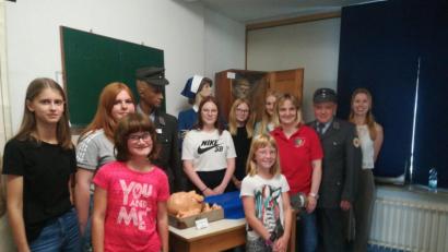 Bild: exb
Die Jugendrotkreuz-Gruppe aus Trausnitz schaute sich das Rot-Kreuz-Museum in Nabburg an.