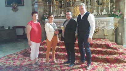Bild: hrk
Kirchenpfleger Reinhard Herr (von rechts), Stadtpfarrer Konrad Amschl, Vereinsvorsitzende Edith Lippert, Pfarrgemeinderatssprecherin Sigri Reger-Scharf.