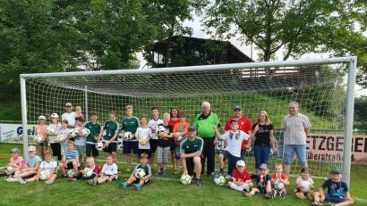 Bild: exb
Geschicklichkeit mit dem runden Leder konnten die Kinder beim „Tag des Fußballs“ beim TSV beweisen. Im Bild die Teilnehmer und Betreuer.