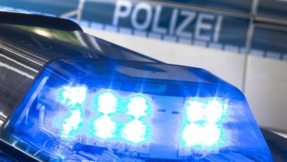 Bild: Friso Gentsch
Ein Blaulicht leuchtet auf dem Dach eines Polizeiwagens. Foto: Friso Gentsch/Archivbild