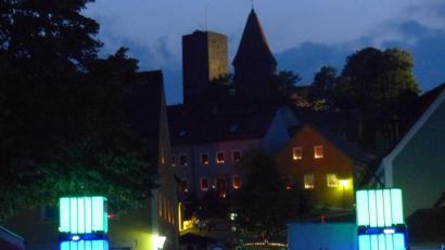Bild: sl
Der Eingang zum Lichterfest und hier leuchteten die Wasserbehälter bunt