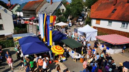 Bild: gz
Am Markttag ist es ein Kommen und Gehen der vielen Gäste, ein gemütliches Verweilen und Schlendern entlang der Anbieter.