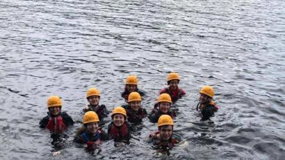 Bild: stn
Hartgesotten und in voller Montur. Selbst das nasskalte Wetter hält Schotten und Bayern nicht von einem beherzten Sprung in den See ( Loch ) Tay ab.
