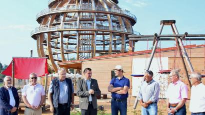 Bild: Thomas Dobler
Vor der Kulisse des Steinberger Sees steht die größte begehbare Holzkugel der Welt. Bei ihr trafen sich Minister Albert Füracker (Vierter von rechts) und seine Begleiter, um zu einer Wanderung um den See aufzubrechen.