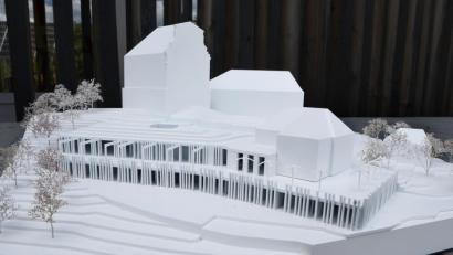 Bild: Petra Hartl
Mit diesem Modell der Bergwirtschaft auf dem Mariahilfberg macht Investor Michael Fellner die Richtung der Erweiterung deutlich. Für die unterste Ebene sind 14 Gästezimmer vorgesehen. In den langgestreckten Flachbau darüber, der an das aktuelle Wirtshausgebäude anschließt, sollen ein Restaurant und der Saal kommen.